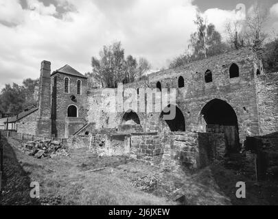 L'immagine qui è di che cosa rimane dei forni d'altiforno abbandonati della fusione del ferro alla città vittoriana di Blist Hill come era in 1900 Foto Stock