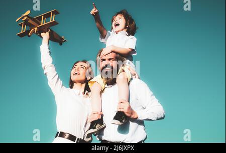 Buon viaggio con la famiglia. La gente sogna di viaggiare. Concetto di vacanza estiva e vacanza. Genitorialità familiare, padre madre e ragazzino. Buona famiglia Foto Stock