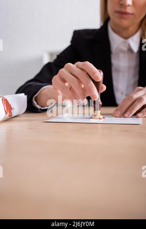 vista parziale dell'involucro di tenuta del notaio con cera vicino al contratto laminato Foto Stock