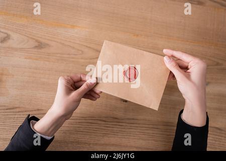 vista parziale della busta di carta artigianale di tenuta del notaio sigillata con il bollo di cera Foto Stock