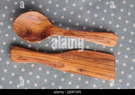 Cucchiaio di legno intagliato a mano e spatola in legno di ciliegio e oliato con olio d'oliva per evidenziare il grano Foto Stock