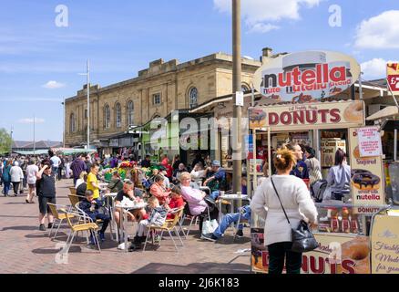 Vendita di ciambelle fresche su Doncaster mercato luogo Doncaster South Yorkshire Inghilterra UK GB Europa Foto Stock