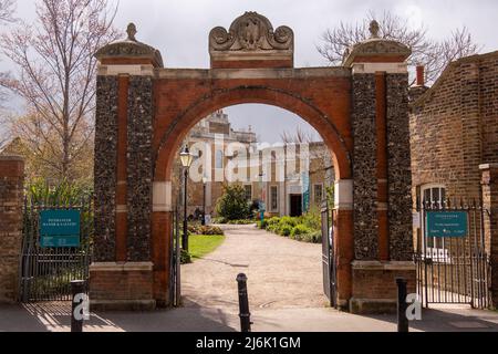 Londra- Aprile 2022: Pizthanger Manor, una casa storica a Ealing, Londra ovest- recentemente riaperto come un'attrazione locale con galleria e giardini Foto Stock