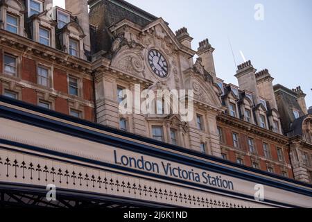 Londra- Aprile 2022: Londra- Aprile 2022: L'esterno della stazione Victoria di Londra, un importante terminal ferroviario e stazione della metropolitana di Londra Foto Stock