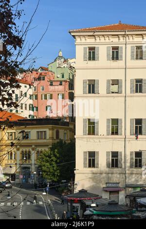 Vista ad alto angolo di Piazza Eroi Sanremesi con il borgo medievale chiamato 'la Pigna' in una giornata invernale soleggiata, Sanremo, Imperia, Liguria, Italia Foto Stock