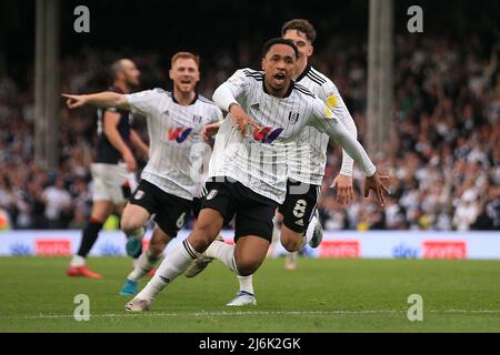 Londra, Regno Unito. 2nd maggio 2022. Kenny Tete di Fulham (c) festeggia dopo che ha ottenuto il punteggio del suo team di 2nd goal. EFL Skybet Championship Match, Fulham / Luton Town at Craven Cottage a Londra lunedì 2nd maggio 2022. Questa immagine può essere utilizzata solo per scopi editoriali. Solo per uso editoriale, licenza richiesta per uso commerciale. Nessun uso in scommesse, giochi o un singolo club / campionato / giocatori pubblicazioni. pic di Steffan Bowen / Andrew Orchard sport fotografia / Alamy Live news Foto Stock
