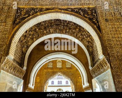 Porta ad arco ornata con disegni arabeschi e Mocarabe nel Palazzo Comares del complesso dei palazzi reali Nasrid - complesso Alhambra - Granada, Spagna Foto Stock