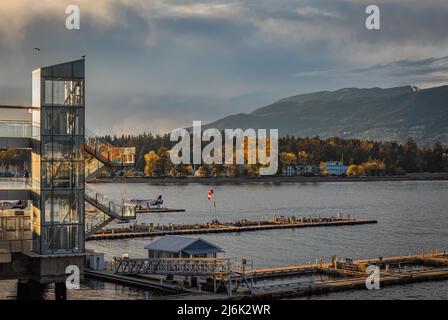 Aerei galleggiante ancorati all'Aeroporto del Porto di Vancouver durante il tramonto. Idrovolanti aerei presso l'aeroporto Vancouver Harbor Flight Center-11,2022 aprile-Vancouver BC, Foto Stock