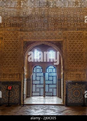 Alcova nella Sala degli Ambasciatori nel Palazzo Comares del complesso dei palazzi reali Nasrid - complesso dell'Alhambra - Granada, Spagna Foto Stock