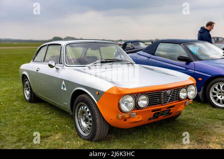 1975 Alfa Romeo GT 1600 Junior ‘LJT 12P’ in mostra al via dello Scramble di aprile che si è tenuto presso il Bicester Heritage Centre il 23rd aprile 2022 Foto Stock