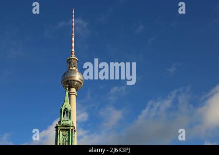 Torre della televisione e Torre della chiesa di Santa Maria - Berlino, Germania Foto Stock