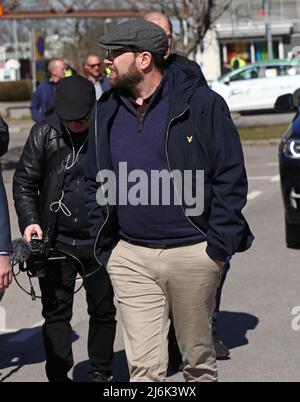 Dopo le rivolte del fine settimana di Pasqua, Jimmie Åkesson, leader del partito per i Democratici svedesi, ha visitato il distretto di Skäggetorp Linköping, in Svezia. Sul posto nella zona, ha incontrato i media e il pubblico in generale, e ha presentato una nuova proposta nel settore della politica penale. Foto Stock