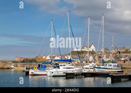 1 maggio 2022. Findochty, Moray, Scozia. Questa è una vista della zona del porto del piccolo villaggio costiero di Findochty a Moray su un soleggiato 1 maggio 2022. Foto Stock