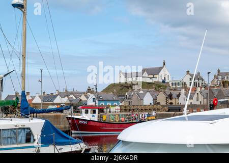 1 maggio 2022. Findochty, Moray, Scozia. Questa è una vista della zona del porto del piccolo villaggio costiero di Findochty a Moray su un soleggiato 1 maggio 2022. Foto Stock