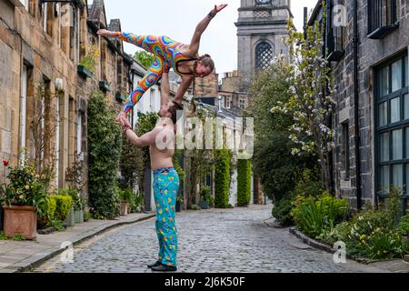 Duo acrobatico Alix Bailie e Eric Munday circus Act, Circus Lane, Edimburgo, Scozia, Regno Unito Foto Stock