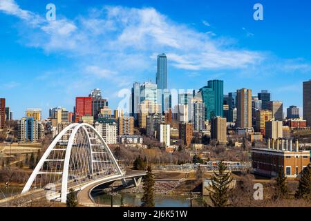 Lo skyline del centro di Edmonton mostra il ponte di Walterdale attraverso il fiume Saskatchewan e i grattacieli circostanti. Edmonton è la capitale di Alberta, Canada. Foto Stock