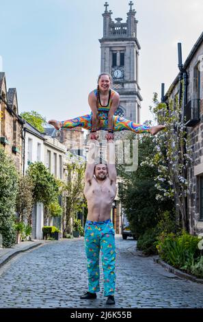 Duo acrobatico Alix Bailie e Eric Munday circus Act, Circus Lane, Edimburgo, Scozia, Regno Unito Foto Stock