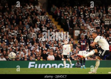 Londra, Regno Unito. 2nd maggio 2022. Bobby Decordova-Reid di Fulham segna il suo obiettivo team 5th. EFL Skybet Championship Match, Fulham / Luton Town at Craven Cottage a Londra lunedì 2nd maggio 2022. Questa immagine può essere utilizzata solo per scopi editoriali. Solo per uso editoriale, licenza richiesta per uso commerciale. Nessun uso in scommesse, giochi o un singolo club / campionato / giocatori pubblicazioni. pic di Steffan Bowen / Andrew Orchard sport fotografia / Alamy Live news Foto Stock
