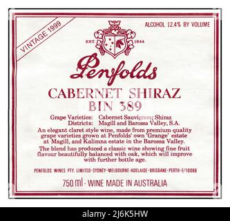 Vintage 1999 PENFOLDS Bin 389 Cabernet Shiraz, South Australia Label Bin 389 è l'espressione quintessenza dello stile dei vini rossi Penfolds. Tipicamente è fresco, con cioccolato fondente maturo, frutta a bacca scura, sapori estratti, tannini a grana fine e caratteri di quercia nuovi sottostanti. Prodotto per la prima volta nel 1960, il Bin 389 Cabernet Shiraz è soprannominato “Poor Man’s Grange” o “Baby Grange” ed è uno dei grandi vini rossi dell’Australia. Foto Stock