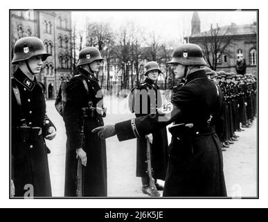 LEIBSTANDARTE SS ADOLF HITLER PARADE Vintage pre-WW2 foto in bianco e nero di uomini di Leibstandarte 'Adolf Hitler' WAFFEN SS truppe alla caserma Lichterfelde a Berlino, Germania, novembre 22,1938. Foto Stock