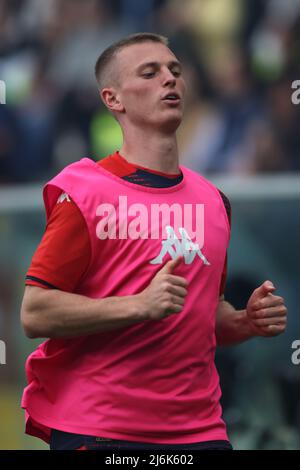 Genova, Italia, 30th aprile 2022. Albert Gudmundsson del CFC di Genova si scalda durante la serie A alla gara Luigi Ferraris di Genova. Il credito d'immagine dovrebbe essere: Jonathan Moscrop / Sportimage Foto Stock