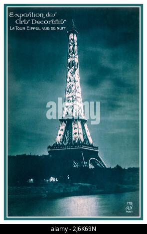 Vintage retro Eiffel Tower 1925 illuminato di notte Art Deco illuminato design, riflesso nel fiume Senna. Exposition des Arts Décoratifs la Tour Eiffel vue de nuit Paris Francia Pubblicità 1920s Foto Stock