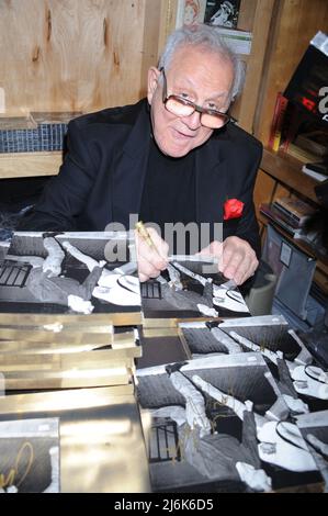 **FOTO DEL FILE** Ron Galella è scomparsa. Ron Galella firma copie del suo nuovo libro PAPARAZZO EXTRAORDINAIRE al BOOKMARC. Aprile 5, 2012.. Credit: Dennis Van Tine/MediaPunch Foto Stock