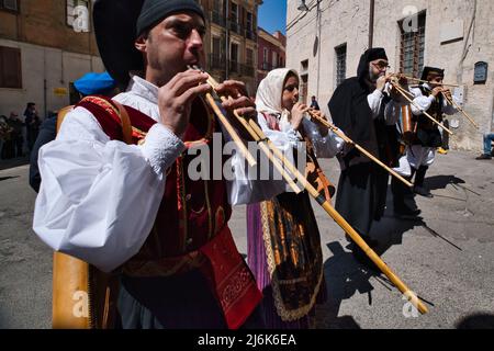 Fila di giocatori Launeddas alla sfilata di Sant'Efisio a Cagliari Foto Stock