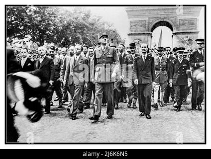 La Liberazione di Parigi, 25 - 26 agosto 1944 WW2 VE Day il generale Charles de Gaulle e il suo entourage di dignitari hanno partito dall'Arco di Trionfo giù gli Champs Elysees a Notre Dame per un servizio di rendimento di grazie dopo la liberazione della città nell'agosto 1944. Ripristinato e migliorato per rivelare la qualità originale) Foto Stock