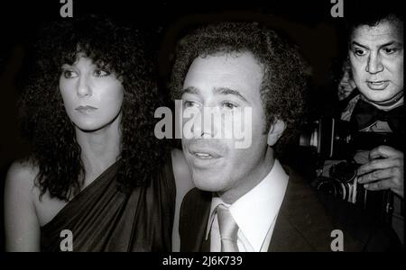 **FOTO DEL FILE** Ron Galella è scomparsa. Cher, David Geffen e Ron Galella 1978 Foto di Adam Sculll/PHOTOlink/MediaPunch Foto Stock