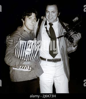 **FOTO DEL FILE** Ron Galella è scomparsa. Dustin Hoffman e Ron Galella 1978 Foto di Adam Sculll/PHOTOlink/MediaPunch Foto Stock