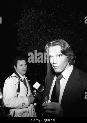 **FOTO DEL FILE** Ron Galella è scomparsa. Ron Galella e Arnold Schwarzenegger 4 febbraio 1980. Credit: Ralph Dominguez/MediaPunch Foto Stock