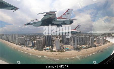 Fort Lauderdale, Stati Uniti. 01 maggio 2022. Gli U.S. Air Force Thunderbirds eseguono una serie di manovre aerobatiche durante il Fort Lauderdale Airshow 1 maggio 2022, a Fort Lauderdale, Florida. Credito: TSgt. Nicolas A. Myers/US Air Force/Alamy Live News Foto Stock