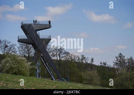 Salas, Repubblica Ceca - 17 aprile 2022 - una torre turistica completamente non convenzionale sopra il villaggio di Salas ai piedi della M di Chriby Foto Stock