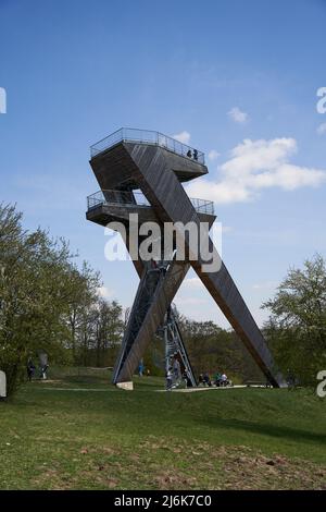 Salas, Repubblica Ceca - 17 aprile 2022 - una torre turistica completamente non convenzionale sopra il villaggio di Salas ai piedi della M di Chriby Foto Stock