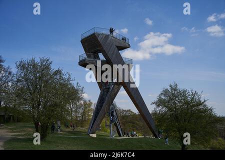 Salas, Repubblica Ceca - 17 aprile 2022 - una torre turistica completamente non convenzionale sopra il villaggio di Salas ai piedi della M di Chriby Foto Stock