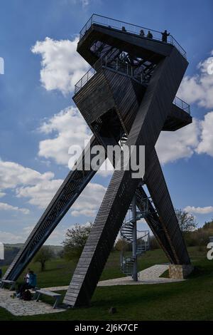 Salas, Repubblica Ceca - 17 aprile 2022 - una torre turistica completamente non convenzionale sopra il villaggio di Salas ai piedi della M di Chriby Foto Stock