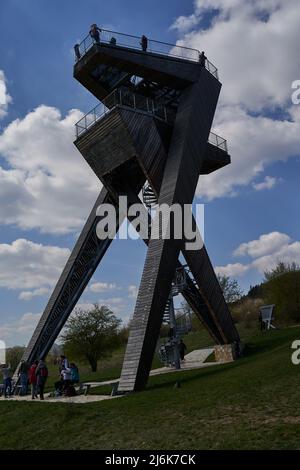 Salas, Repubblica Ceca - 17 aprile 2022 - una torre turistica completamente non convenzionale sopra il villaggio di Salas ai piedi della M di Chriby Foto Stock