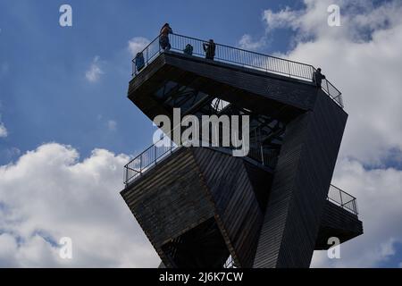 Salas, Repubblica Ceca - 17 aprile 2022 - una torre turistica completamente non convenzionale sopra il villaggio di Salas ai piedi della M di Chriby Foto Stock