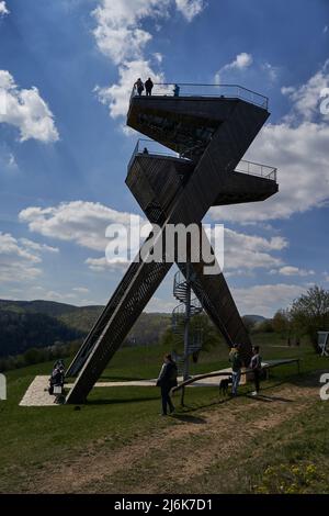 Salas, Repubblica Ceca - 17 aprile 2022 - una torre turistica completamente non convenzionale sopra il villaggio di Salas ai piedi della M di Chriby Foto Stock