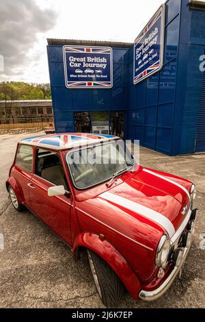 Un classico Mini Cooper con un tetto Union Jack fuori dal museo automobilistico Great British Car Journey ad Ambergate, Derbyshire, Regno Unito Foto Stock