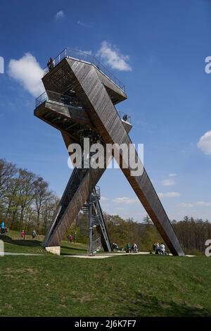 Salas, Repubblica Ceca - 17 aprile 2022 - una torre turistica completamente non convenzionale sopra il villaggio di Salas ai piedi della M di Chriby Foto Stock