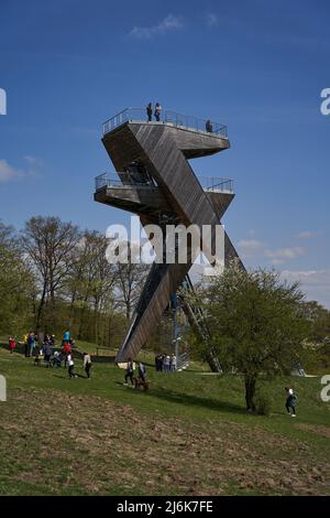 Salas, Repubblica Ceca - 17 aprile 2022 - una torre turistica completamente non convenzionale sopra il villaggio di Salas ai piedi della M di Chriby Foto Stock