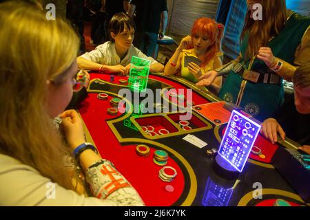 Mosca, Russia. 2nd maggio 2022. Gli adolescenti giocano nel gioco Sabacc durante il Festival di fiction, Cinema e Scienza 'Starcon 2022' a Mosca, Russia. Sabacc è un gioco di carte da gioco principalmente immaginario, con somiglianze al blackjack e al poker provenienti dalla serie di opere spaziali di Star Wars, dove è un passatempo comune di personaggi come Han solo e Lando Calrissian Foto Stock