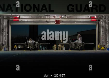 Base della Guardia Nazionale aerea del Vermont, USA. 2nd maggio 2022. Credito: TSgt. Richard Mekkri/US Air Force/Alamy Live NewsBurlington, Stati Uniti. 02 maggio 2022. I capi e i manutentori dell'equipaggio dell'Aeronautica militare degli Stati Uniti assegnati alla Fighter Wing 158th, preparano l'aereo da caccia F-35A Lightning II nell'hangar prima del volo alla base della Guardia Nazionale dell'Aeronautica del Vermont, 2 maggio 2022 a South Burlington, Vermont. L'aereo sta per fare un baluaggio alla base aerea di Spangdahlem, in Germania, per unirsi alla missione di polizia aerea rafforzata della NATO. Credit: Planetpix/Alamy Live News Foto Stock