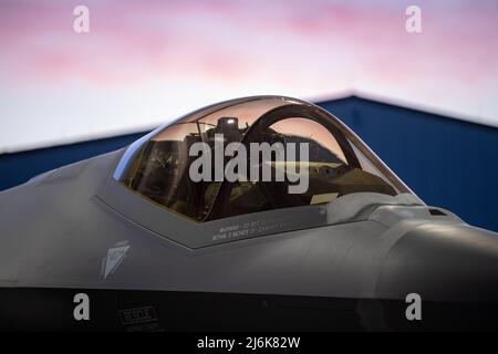 Base della Guardia Nazionale aerea del Vermont, USA. 2nd maggio 2022. Credito: TSgt. Richard Mekkri/US Air Force/Alamy Live NewsBurlington, Stati Uniti. 02 maggio 2022. Un pilota dell'aeronautica degli Stati Uniti assegnato al 134th Fighter Squadron, 158th Fighter Wing, si prepara per il decollo in un F-35A Lightning II aereo da combattimento alla base della Guardia Nazionale dell'aria del Vermont, 2 maggio 2022 a South Burlington, Vermont. L'aereo sta per fare un baluaggio alla base aerea di Spangdahlem, in Germania, per unirsi alla missione di polizia aerea rafforzata della NATO. Credit: Planetpix/Alamy Live News Foto Stock