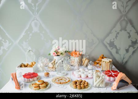 Un delizioso ricevimento di nozze, un Candy bar, un tavolo da dessert pieno di dolci e dolci Foto Stock