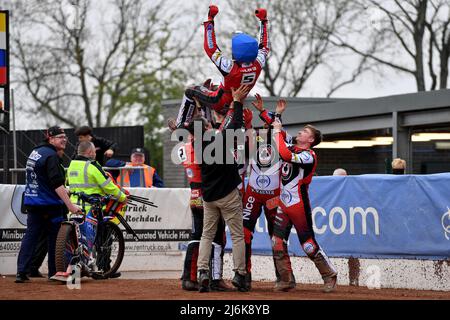 MANCHESTER, REGNO UNITO. MAGGIO 2nd Brady Kurtz (Capitano) di Belle Vue ‘ATPI’ Aces ottenere le protuberanze dopo la sua massima prestazione durante la partita SGB Premiership tra Belle Vue Aces e Peterborough al National Speedway Stadium di Manchester lunedì 2nd maggio 2022. (Credit: Eddie Garvey | MI News) Foto Stock