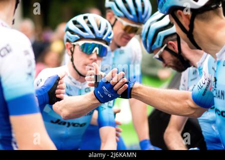 Oviedo, Spagna. 1st maggio 2022. Ciclisti del Team BikeExchange - Jayco prima della tappa 3rd della gara ciclistica 'Vuelta a Asturias' (Tour delle Asturie) Be Foto Stock