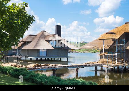 Ucraina, Dnipro, luglio 2021. Costruzione di un bungalow sull'acqua nel centro sportivo, vela e turistico della città di Dnipro, lo yacht club si Foto Stock